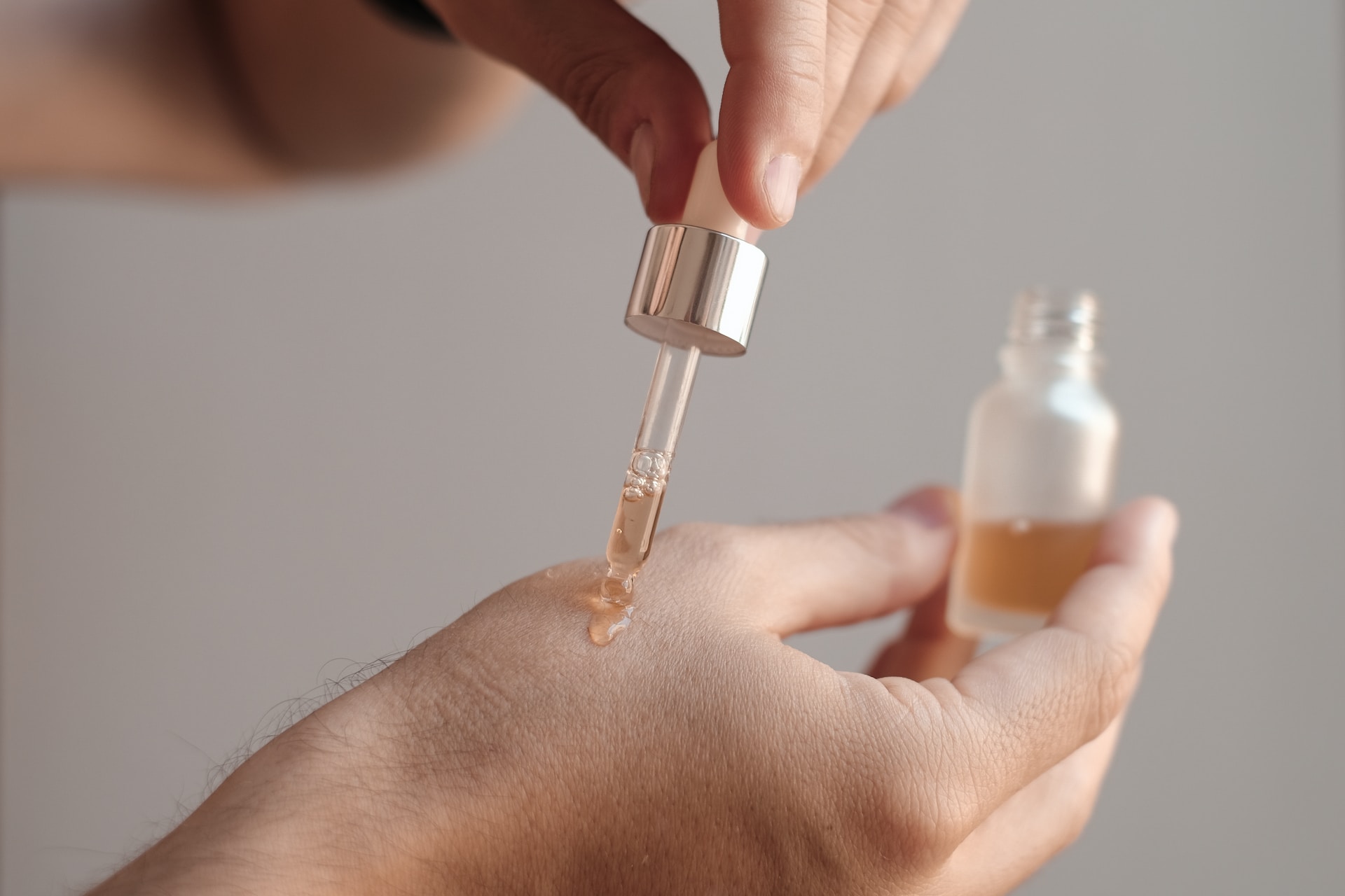 Decoding Skincare Ingredients: What to Look for in a Serum